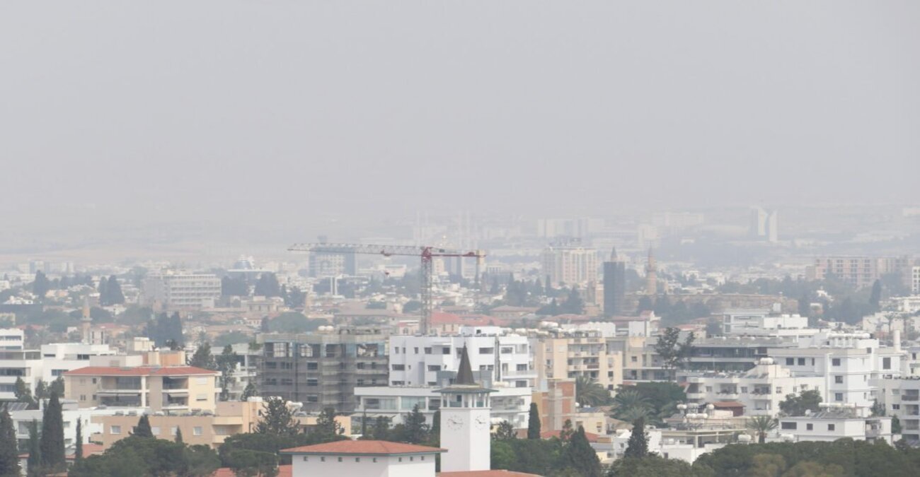 Δε λέει να φύγει η σκόνη: Με τι θερμοκρασία θα κάνουμε Ανάσταση; Δείτε αναλυτικά το «καιρικό» μενού