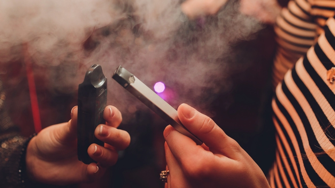 Απίστευτη απάτη: Τον νάρκωσαν με νοθευμένο ηλεκτρονικό τσιγάρο και του άδειασαν τον τραπεζικό λογαριασμό μέσω Face ID