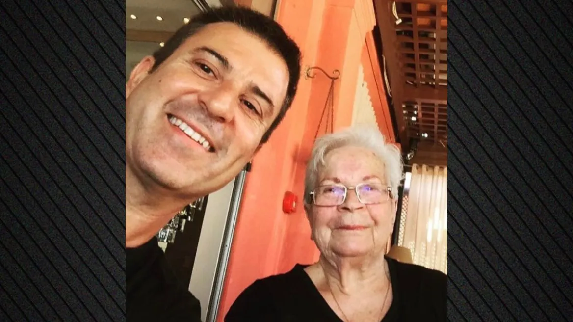 &Eta; &sigma;&upsilon;&gamma;&kappa;&iota;&nu;&eta;&tau;&iota;&kappa;ή &alpha;&nu;ά&rho;&tau;&eta;&sigma;&eta; &tau;&omicron;&upsilon; &Pi;&alpha;&nu;&alpha;&gamma;&iota;ώ&tau;&eta; &Sigma;&tau;ά&theta;&eta; &gamma;&iota;&alpha; &tau;&omicron;&nu; &theta;ά&nu;&alpha;&tau;&omicron; &tau;&eta;&sigmaf; &mu;&eta;&tau;έ&rho;&alpha;&sigmaf; &tau;&omicron;&upsilon;: Ή&tau;&alpha;&nu; &omicron; &mu;&omicron;&nu;&alpha;&delta;&iota;&kappa;ό&sigmaf; ή&rho;&omega;&alpha;&sigmaf; &pi;&omicron;&upsilon; &gamma;&nu;ώ&rho;&iota;&sigma;&alpha;