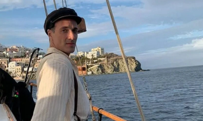 &Alpha;&nu;&delta;&rho;έ&alpha;&sigmaf; &Kappa;&omega;&nu;&sigma;&tau;&alpha;&nu;&tau;ί&nu;&omicron;&upsilon;: &Omicron; &Gamma;&iota;ά&nu;&nu;&eta;&sigmaf; &tau;&eta;&sigmaf; &laquo;&Mu;&epsilon;&gamma;ά&lambda;&eta;&sigmaf; &Chi;&iota;&mu;&alpha;ί&rho;&alpha;&sigmaf;&raquo; &sigma;&upsilon;&nu; 4 &rho;ό&lambda;&omicron;&iota; &ndash; &sigma;&tau;&alpha;&theta;&mu;&omicron;ί!