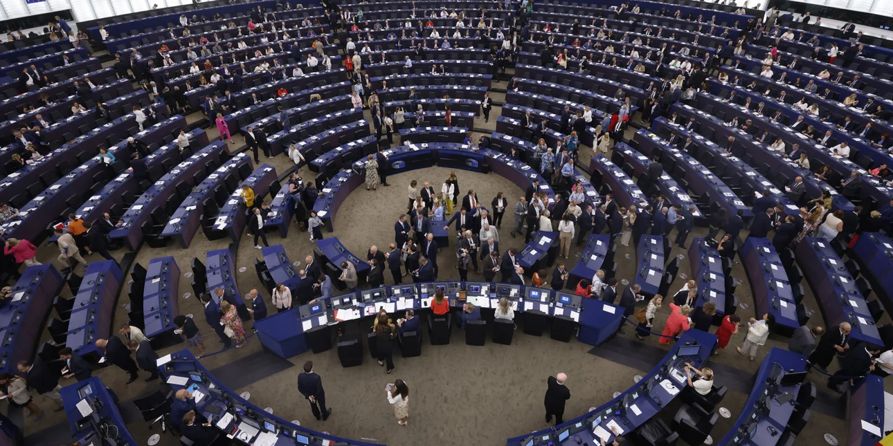 &Eta; &Epsilon;&Epsilon; &alpha;&nu;&tau;&iota;&delta;&rho;ά &sigma;&tau;&omicron;&nu; &Tau;&rho;&alpha;&mu;&pi; - &Tau;&omicron; &Epsilon;&upsilon;&rho;&omega;&pi;&alpha;ϊ&kappa;ό &Kappa;&omicron;&iota;&nu;&omicron;&beta;&omicron;ύ&lambda;&iota;&omicron; &laquo;&pi;&alpha;&gamma;ώ&nu;&epsilon;&iota;&raquo; &tau;&eta;&nu; &epsilon;&mu;&pi;&omicron;&rho;&iota;&kappa;ή &sigma;&upsilon;&mu;&phi;&omega;&nu;ί&alpha; &mu;&epsilon; &tau;&iota;&sigmaf; &Eta;&Pi;&Alpha;