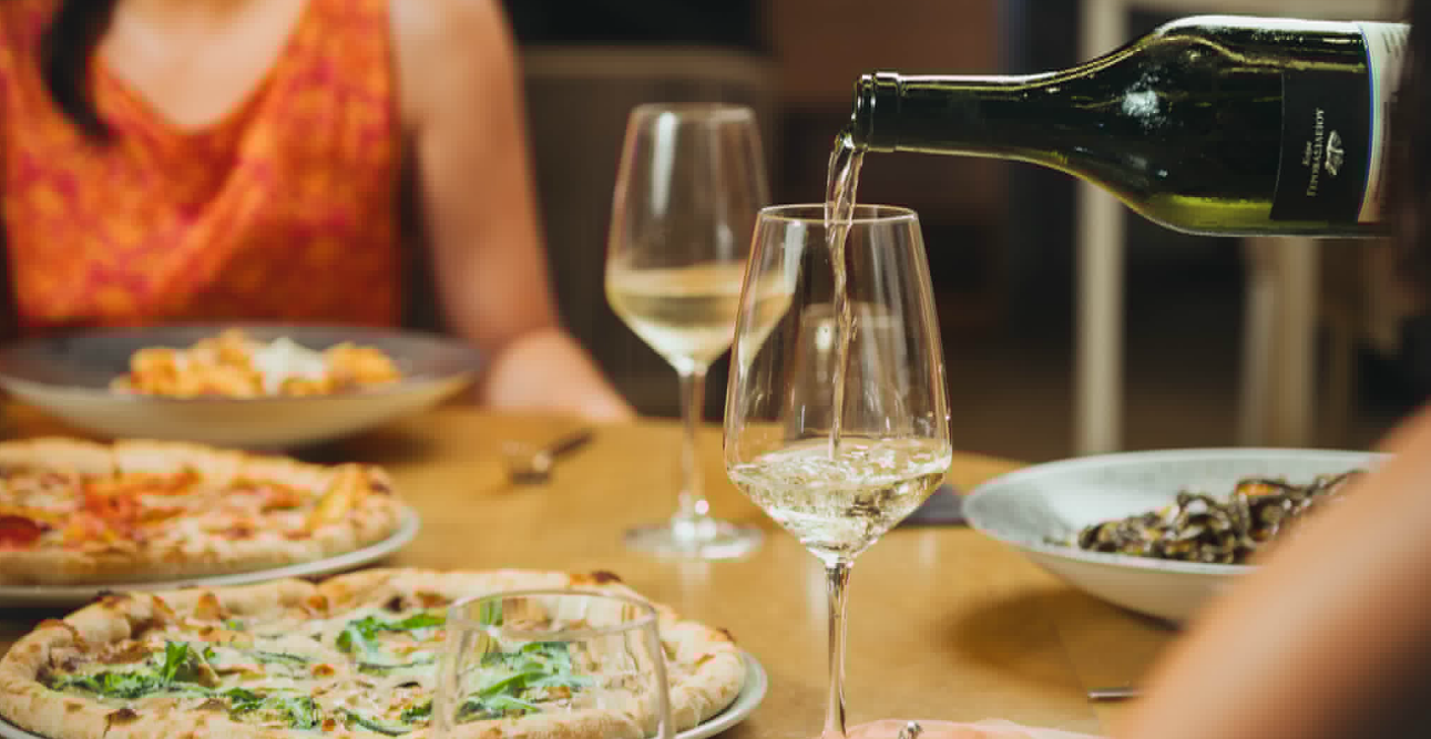Nema Restaurant: &Epsilon;&kappa;&epsilon;ί ό&pi;&omicron;&upsilon; &eta; &mu;&epsilon;&sigma;&omicron;&gamma;&epsilon;&iota;&alpha;&kappa;ή &gamma;&alpha;&sigma;&tau;&rho;&omicron;&nu;&omicron;&mu;ί&alpha; &gamma;ί&nu;&epsilon;&tau;&alpha;&iota; &epsilon;&mu;&pi;&epsilon;&iota;&rho;ί&alpha; &sigma;&tau;&eta;&nu; &kappa;&alpha;&rho;&delta;&iota;ά &tau;&eta;&sigmaf; &Pi;ά&phi;&omicron;&upsilon;
