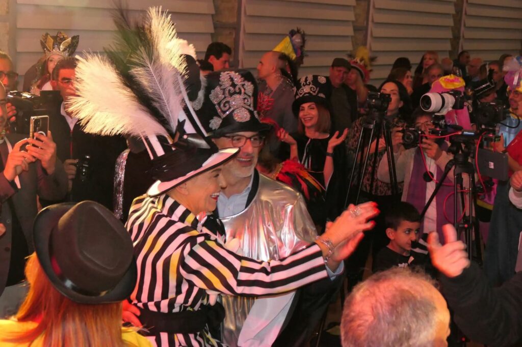 &laquo;&Mu;&pi;ή&kappa;&epsilon;&raquo; &sigma;&tau;&eta;&nu; &pi;ό&lambda;&eta; &eta; &Beta;&alpha;&sigma;ί&lambda;&iota;&sigma;&sigma;&alpha; &tau;&omicron;&upsilon; &Lambda;&epsilon;&mu;&epsilon;&sigma;&iota;&alpha;&nu;&omicron;ύ &Kappa;&alpha;&rho;&nu;&alpha;&beta;&alpha;&lambda;&iota;&omicron;ύ &ndash; &Eta; &lambda;&omicron;&upsilon;&lambda;&omicron;&upsilon;&delta;έ&nu;&iota;&alpha; &sigma;&tau;&omicron;&lambda;ή &ndash; &Delta;&epsilon;ί&tau;&epsilon; &beta;ί&nu;&tau;&epsilon;&omicron;