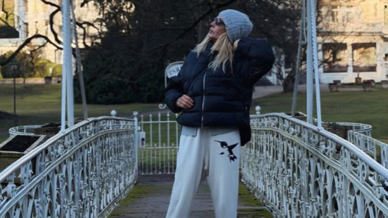 &Eta; Ά&nu;&nu;&alpha; &Beta;ί&sigma;&sigma;&eta; &tau;&alpha;&xi;ί&delta;&epsilon;&psi;&epsilon; &sigma;&tau;&eta; &Gamma;&epsilon;&rho;&mu;&alpha;&nu;ί&alpha;, &delta;&epsilon;ί&tau;&epsilon; &phi;&omega;&tau;&omicron;&gamma;&rho;&alpha;&phi;ί&epsilon;&sigmaf;