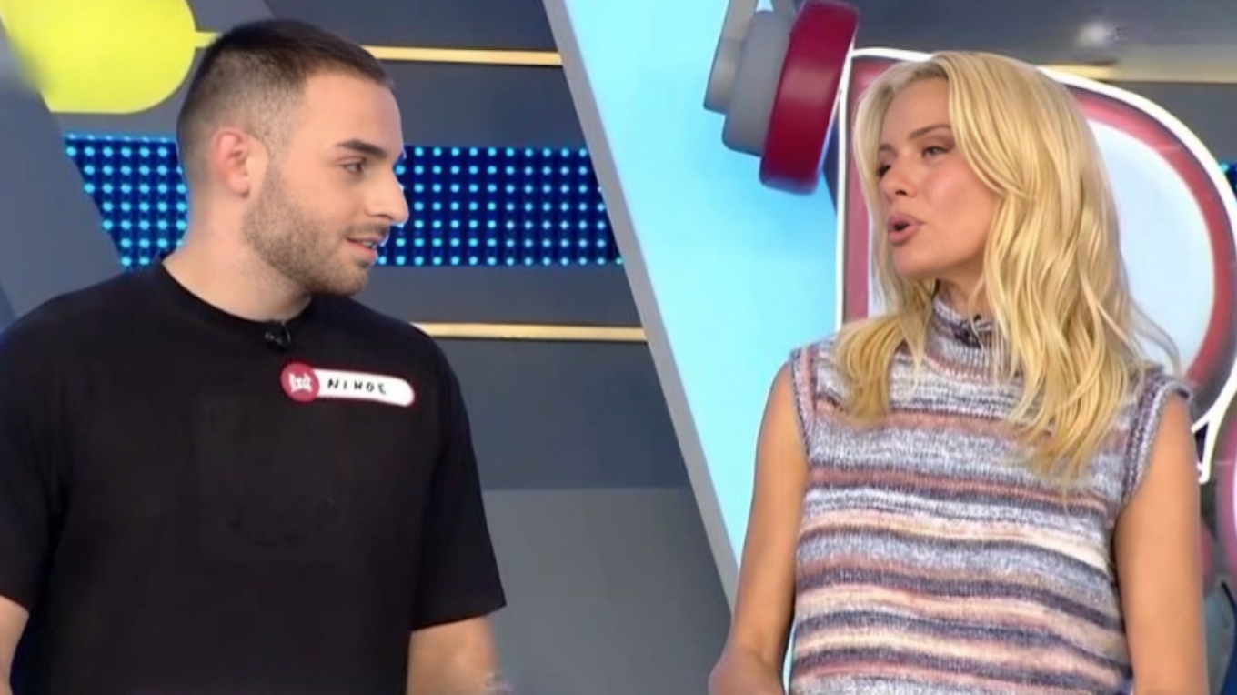 VIDEO: Απίθανος παίκτης στο Ρουκ Ζουκ φλέρταρε τη Μακρυπούλια μετά από χειροφίλημα – «Θα φύγουμε μαζί με εσένα»