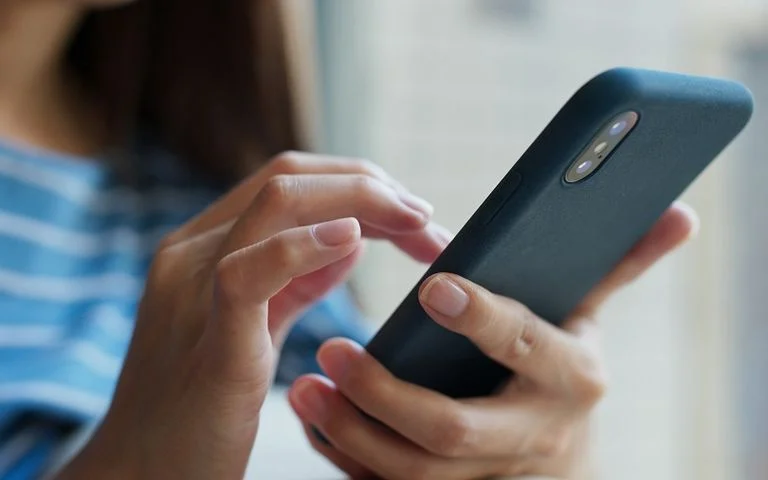 Έ&chi;&epsilon;&tau;&epsilon; iPhone ή Android; &Eta; &rho;ύ&theta;&mu;&iota;&sigma;&eta; &pi;&omicron;&upsilon; &pi;&rho;έ&pi;&epsilon;&iota; &nu;&alpha; &epsilon;&lambda;έ&gamma;&xi;&epsilon;&tau;&epsilon; &sigma;&tau;&eta;&nu; &Kappa;ύ&pi;&rho;&omicron; &ndash; &Mu;&pi;&omicron;&rho;&epsilon;ί &nu;&alpha; &sigma;&alpha;&sigmaf; &sigma;ώ&sigma;&epsilon;&iota; &sigma;&epsilon; έ&kappa;&tau;&alpha;&kappa;&tau;&eta; &alpha;&nu;ά&gamma;&kappa;&eta;