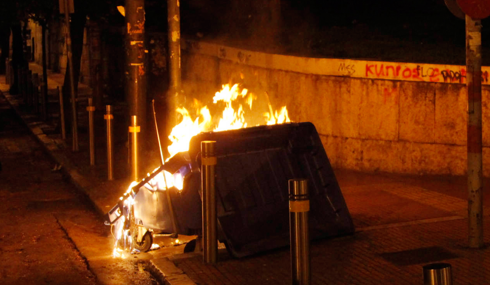 Έβαλαν φωτιά σε κάδους απορριμμάτων Λυκείου στη Λεμεσό - Σε συναγερμό οι Αρχές