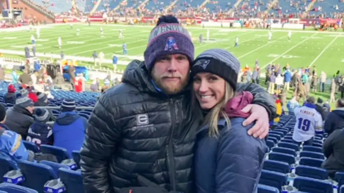 &Eta;&Pi;&Alpha;: 35&chi;&rho;&omicron;&nu;&eta; &delta;&eta;&lambda;&eta;&tau;&eta;&rho;ί&alpha;&sigma;&epsilon; &tau;&omicron;&nu; &sigma;ύ&zeta;&upsilon;&gamma;ό &tau;&eta;&sigmaf; &gamma;&iota;&alpha; &nu;&alpha; &pi;ά&rho;&epsilon;&iota; &alpha;&pi;&omicron;&zeta;&eta;&mu;ί&omega;&sigma;&eta; &euro;3,6 &epsilon;&kappa;&alpha;&tau;. &kappa;&alpha;&iota; &mu;&epsilon;&tau;ά έ&gamma;&rho;&alpha;&psi;&epsilon; &pi;&alpha;&iota;&delta;&iota;&kappa;ό &beta;&iota;&beta;&lambda;ί&omicron; &gamma;&iota;&alpha; &tau;&omicron;&nu; &theta;ά&nu;&alpha;&tau;ό &tau;&omicron;&upsilon;