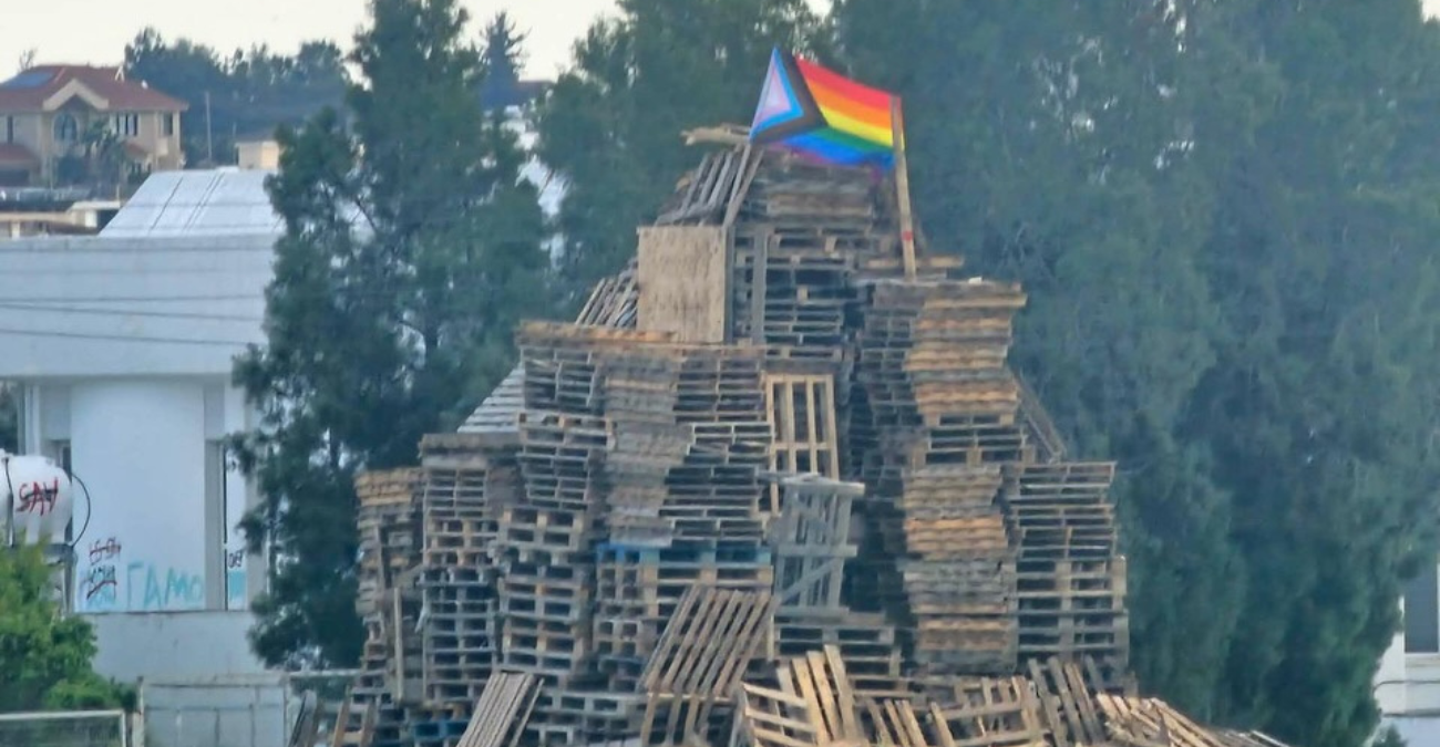 Έκαψαν σημαίες ΛΟΑΤΚΙ αντί για «Ιούδες» σε λαμπρατζιές – «Δεν είναι έθιμο, είναι εκπαίδευση στο μίσος» - Φωτογραφίες