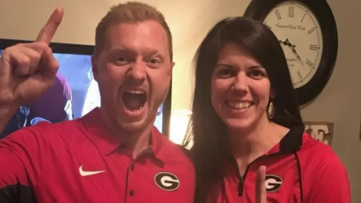 &Tau;&rho;&alpha;&gamma;&iota;&kappa;ή &kappa;&alpha;&tau;ά&lambda;&eta;&xi;&eta; &alpha;&pi;ό &phi;ά&rho;&sigma;&alpha; &mu;&alpha;&theta;&eta;&tau;ώ&nu; &sigma;&epsilon; &sigma;&pi;ί&tau;&iota; &kappa;&alpha;&theta;&eta;&gamma;&eta;&tau;ή: 18&chi;&rho;&omicron;&nu;&omicron;&sigmaf; &pi;&alpha;&rho;έ&sigma;&upsilon;&rho;&epsilon; &kappa;&alpha;&iota; &sigma;&kappa;ό&tau;&omega;&sigma;&epsilon; &mu;&epsilon; &tau;&omicron; &alpha;&upsilon;&tau;&omicron;&kappa;ί&nu;&eta;&tau;ό &tau;&omicron;&upsilon; 40&chi;&rho;&omicron;&nu;&omicron; &epsilon;&kappa;&pi;&alpha;&iota;&delta;&epsilon;&upsilon;&tau;&iota;&kappa;ό