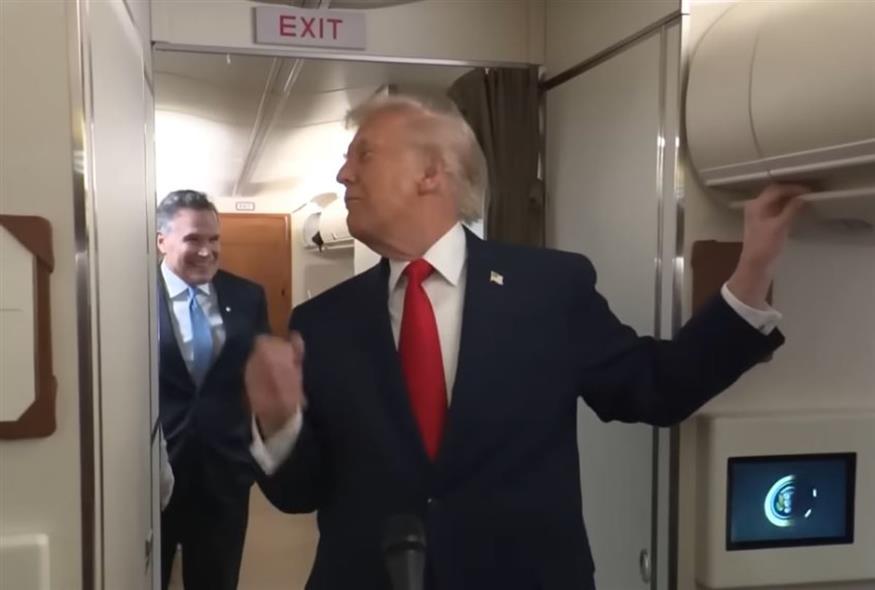 Θα σκάσετε στα γέλια – «Έπος» στο Air Force One: Ο Τραμπ μιλούσε σε δημοσιογράφους και «παγίδευσε» επιβάτη στην τουαλέτα