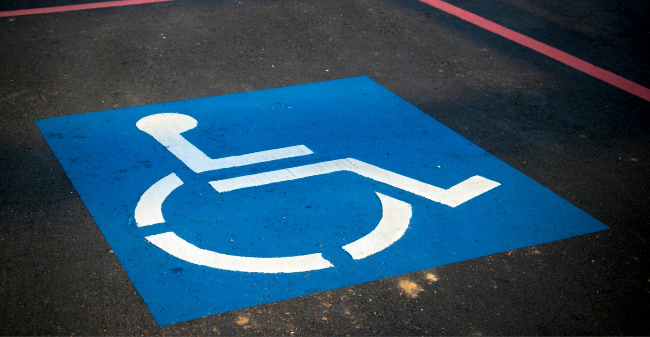 Κύπριος οδηγός προκαλεί με εξωφρενικό παρκάρισμα σε θέσεις ΑμεΑ