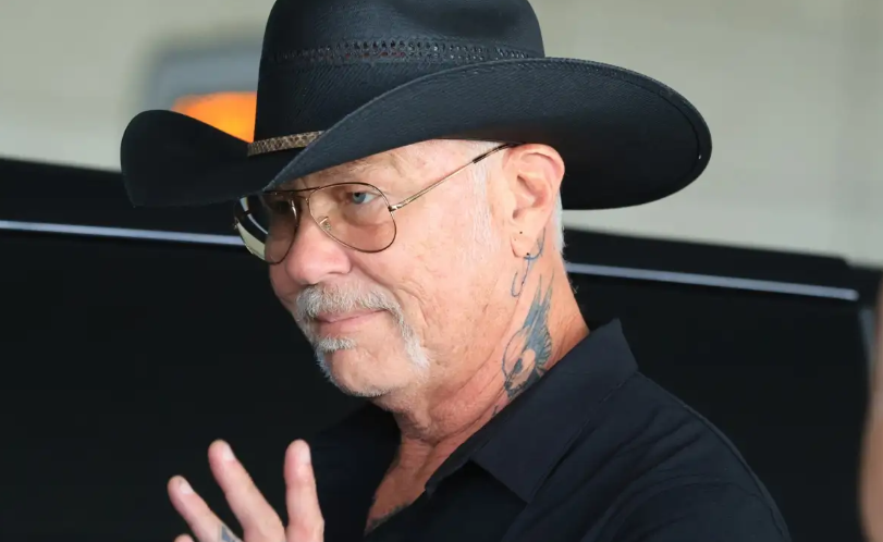 Metallica: &laquo;&Epsilon;ί&mu;&alpha;&iota; &kappa;&omicron;&upsilon;&rho;&alpha;&sigma;&mu;έ&nu;&omicron;&sigmaf;, &alpha;&lambda;&lambda;ά έ&tau;&omicron;&iota;&mu;&omicron;&sigmaf; &nu;&alpha; &rho;&omicron;&kappa;ά&rho;&omega;&raquo; &ndash; &Omicron;&iota; &pi;&rho;ώ&tau;&epsilon;&sigmaf; &delta;&eta;&lambda;ώ&sigma;&epsilon;&iota;&sigmaf; &tau;&omicron;&upsilon; &Tau;&zeta;έ&iota;&mu;&sigmaf; &Chi;έ&tau;&phi;&iota;&lambda;&nu;&tau; &mu;&epsilon;&tau;ά &tau;&eta;&nu; ά&phi;&iota;&xi;ή &tau;&omicron;&upsilon; &sigma;&tau;&eta;&nu; &Epsilon;&lambda;&lambda;ά&delta;&alpha;