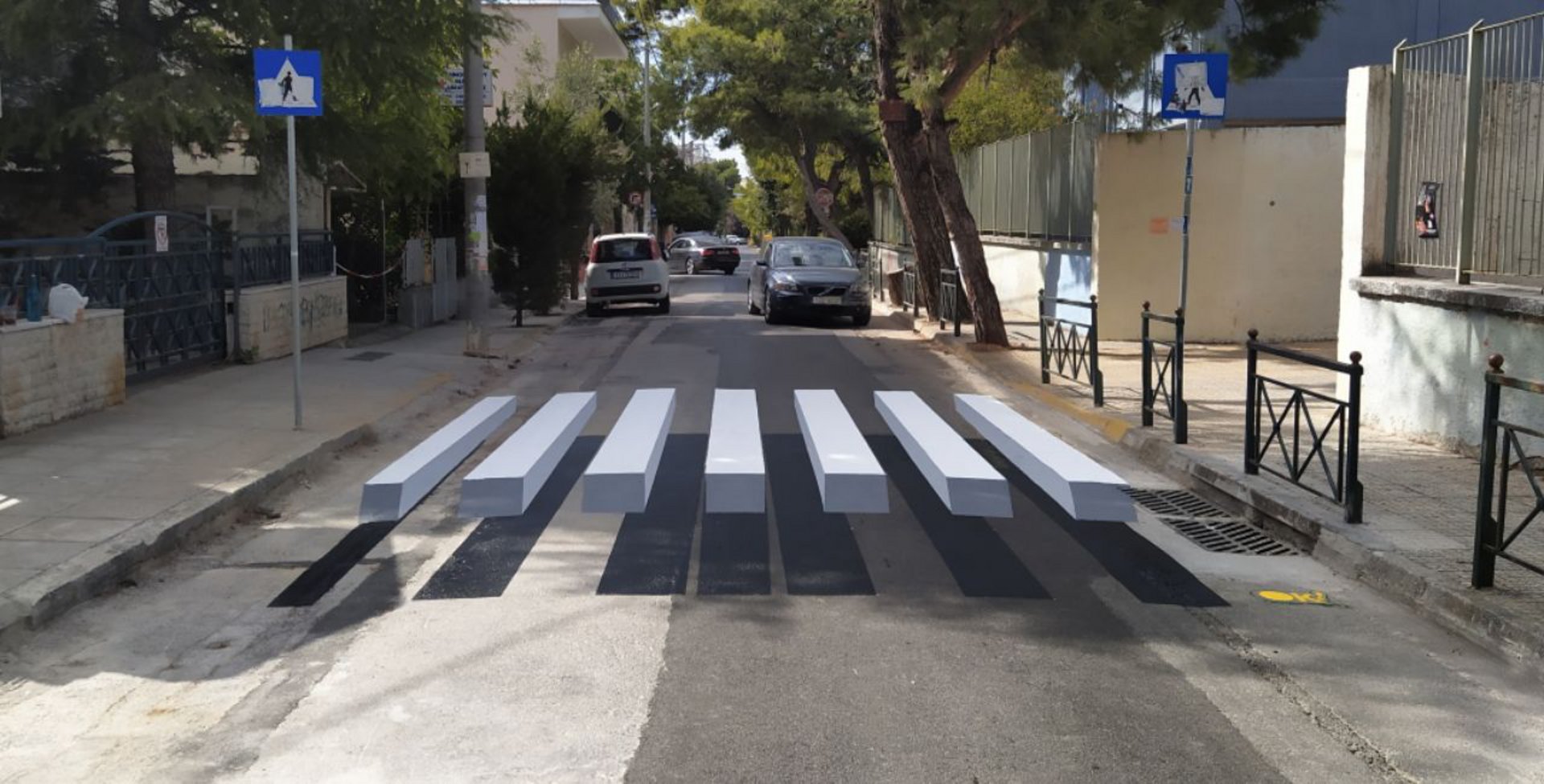 Έ&mu;&epsilon;&iota;&nu;&epsilon; &sigma;&tau;&omicron;... &kappa;ό&kappa;&kappa;&iota;&nu;&omicron; &delta;&iota;ά&beta;&alpha;&sigma;&eta; &pi;&epsilon;&zeta;ώ&nu; &sigma;&epsilon; &gamma;&nu;&omega;&sigma;&tau;ό &delta;&rho;ό&mu;&omicron; &sigma;&tau;&eta;&nu; &Kappa;ύ&pi;&rho;&omicron; - &Delta;&epsilon;ί&tau;&epsilon; &phi;&omega;&tau;&omicron;&gamma;&rho;&alpha;&phi;ί&alpha;