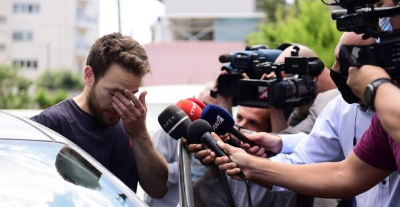 &Mu;&pi;ά&mu;&pi;&eta;&sigmaf; &Alpha;&nu;&alpha;&gamma;&nu;&omega;&sigma;&tau;ό&pi;&omicron;&upsilon;&lambda;&omicron;&sigmaf;: &Pi;έ&nu;&tau;&epsilon; &chi;&rho;ό&nu;&iota;&alpha; &alpha;&pi;ό &tau;&eta;&nu; &omicron;&mu;&omicron;&lambda;&omicron;&gamma;ί&alpha; &tau;&omicron;&upsilon; &pi;&iota;&lambda;ό&tau;&omicron;&upsilon; &pi;&omicron;&upsilon; &sigma;&kappa;ό&tau;&omega;&sigma;&epsilon; &tau;&eta;&nu; &Kappa;&alpha;&rho;&omicron;&lambda;ά&iota;&nu; &sigma;&tau;&alpha; &Gamma;&lambda;&upsilon;&kappa;ά &Nu;&epsilon;&rho;ά - &Tau;&omicron; &theta;έ&alpha;&tau;&rho;&omicron; &sigma;&tau;&iota;&sigmaf; &kappa;ά&mu;&epsilon;&rho;&epsilon;&sigmaf;