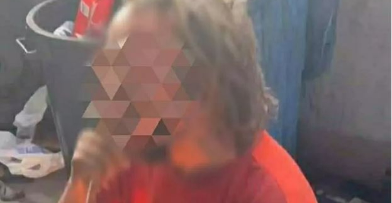 Ασύλληπτο bullying στην Ελλάδα: Τον ανάγκασαν να πει τα κάλαντα γονατιστός και του έβαλαν φωτιά