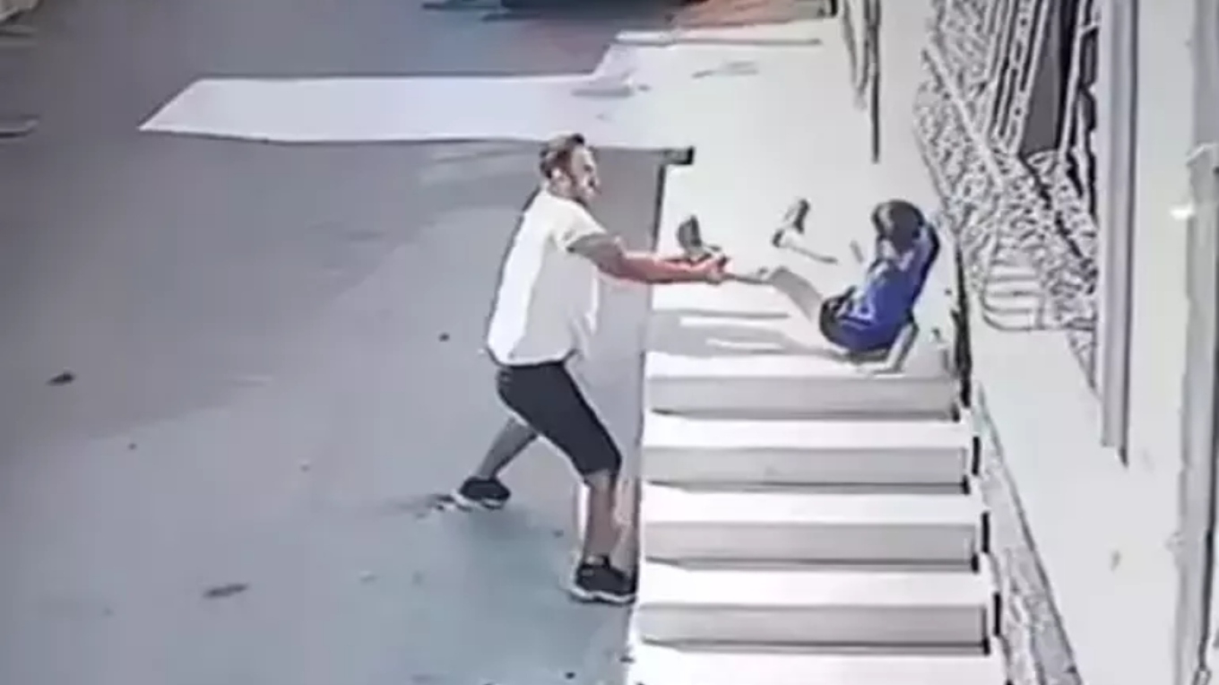 Άνδρας κυνηγά 7χρονο αγόρι στην Τουρκία, το χτυπάει και το πετάει στο έδαφος από ύψος