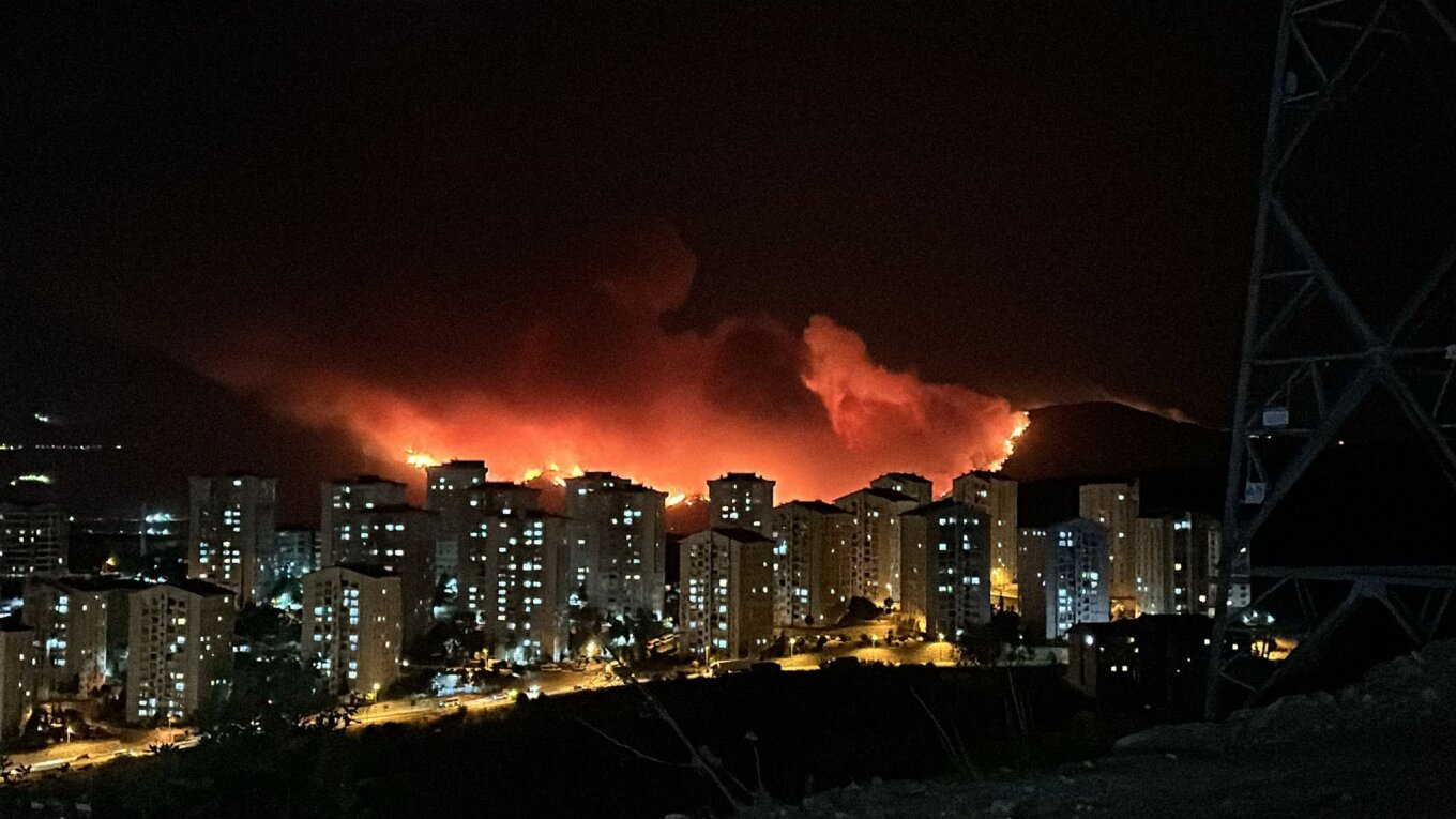 Εικόνες αποκάλυψης από τις καταστροφικές πυρκαγιές στην περιοχή της Προύσα Εικόνες αποκάλυψης από τις καταστροφικές πυρκαγιές στην περιοχή της Προύσα