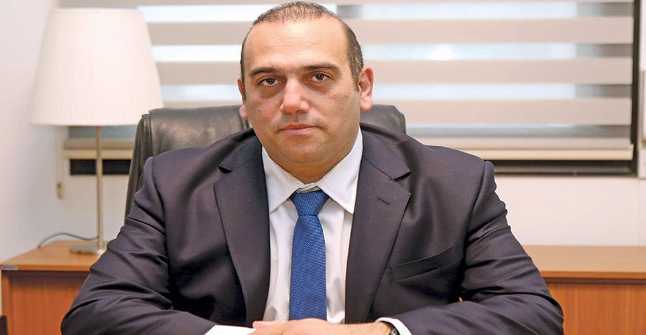 &Pi;&alpha;&rho;έ&mu;&beta;&alpha;&sigma;&eta; &Kappa;&alpha;&rho;&omicron;ύ&sigma;&omicron;&upsilon; &gamma;&iota;&alpha; &epsilon;&kappa;&pi;&omicron;&iota;ή&sigma;&epsilon;&iota;&sigmaf;: &laquo;&Delta;&epsilon;&nu; &epsilon;ί&nu;&alpha;&iota; &kappa;&omicron;&iota;&nu;&omega;&nu;&iota;&kappa;ά &delta;ί&kappa;&alpha;&iota;&omicron; &nu;&alpha; &chi;ά&nu;&epsilon;&iota; &kappa;ά&pi;&omicron;&iota;&omicron;&sigmaf; &tau;&omicron; &sigma;&pi;ί&tau;&iota; &tau;&omicron;&upsilon; &kappa;&alpha;&iota; &nu;&alpha; &sigma;&upsilon;&nu;&epsilon;&chi;ί&zeta;&epsilon;&iota; &nu;&alpha; &chi;&rho;&omega;&sigma;&tau;ά&raquo;