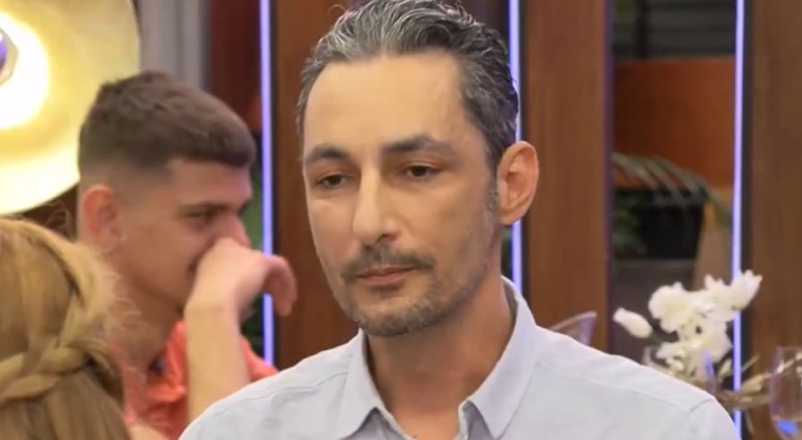 First Dates – Συγκλονίζει διαγωνιζόμενος: «Στην εγχείρηση μου έβγαλαν το ένα τρίτο από το μυαλό, η βραχυπρόθεσμη μνήμη μου έχει χαθεί»
