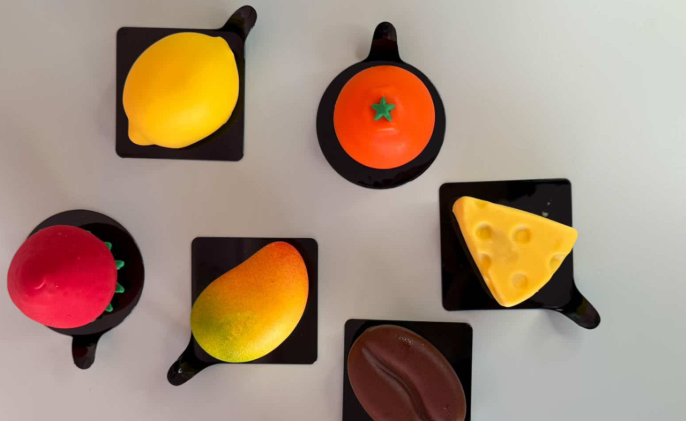 &Tau;&omicron; &zeta;&alpha;&chi;&alpha;&rho;&omicron;&pi;&lambda;&alpha;&sigma;&tau;&epsilon;ί&omicron; &mu;&epsilon; &tau;&alpha; &gamma;&lambda;&upsilon;&kappa;ά-&phi;&rho;&omicron;ύ&tau;&alpha; &pi;&omicron;&upsilon; &alpha;&pi;&omicron;&tau;&epsilon;&lambda;&omicron;ύ&nu; &mu;&omicron;&nu;&alpha;&delta;&iota;&kappa;ή &alpha;&pi;ό&lambda;&alpha;&upsilon;&sigma;&eta; - &Delta;&epsilon;ί&tau;&epsilon; &phi;&omega;&tau;&omicron;&gamma;&rho;&alpha;&phi;ί&epsilon;&sigmaf;