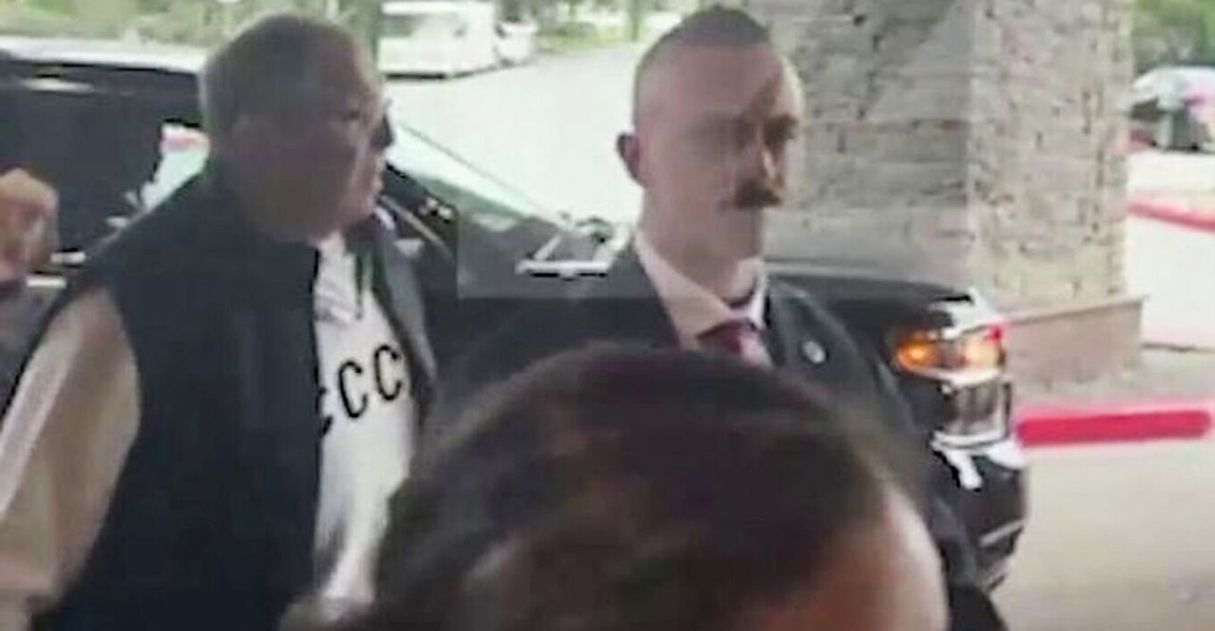 Ο Λαβρόφ στην Αλάσκα με φούτερ «ΕΣΣΔ» πριν από τη σύνοδο του Τραμπ με τον Πούτιν