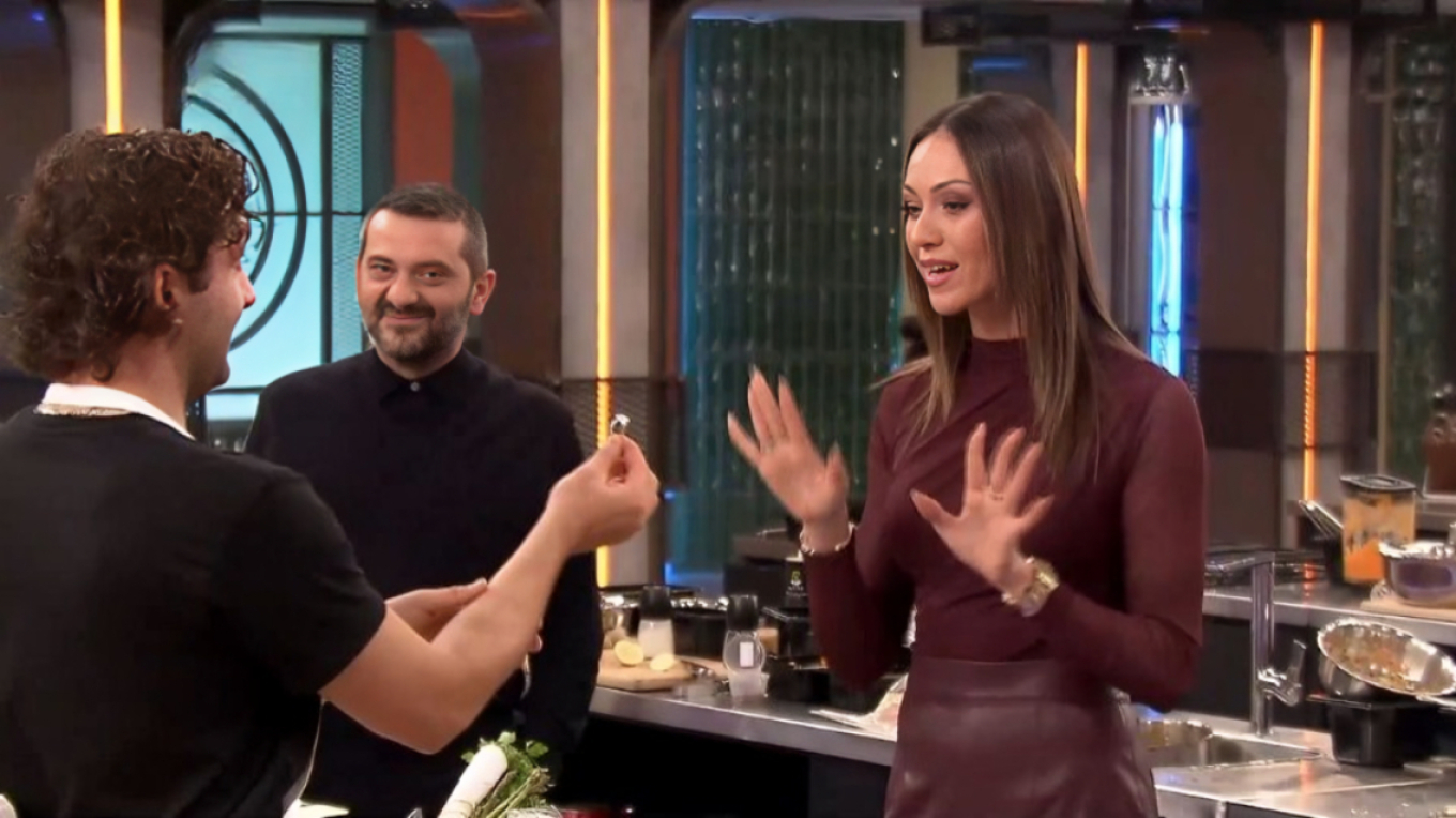 MasterChef: Παίκτης χάρισε δαχτυλίδι στη Δώρα Παντέλη - Θα θυμώσει ο άντρας μου, σχολίασε