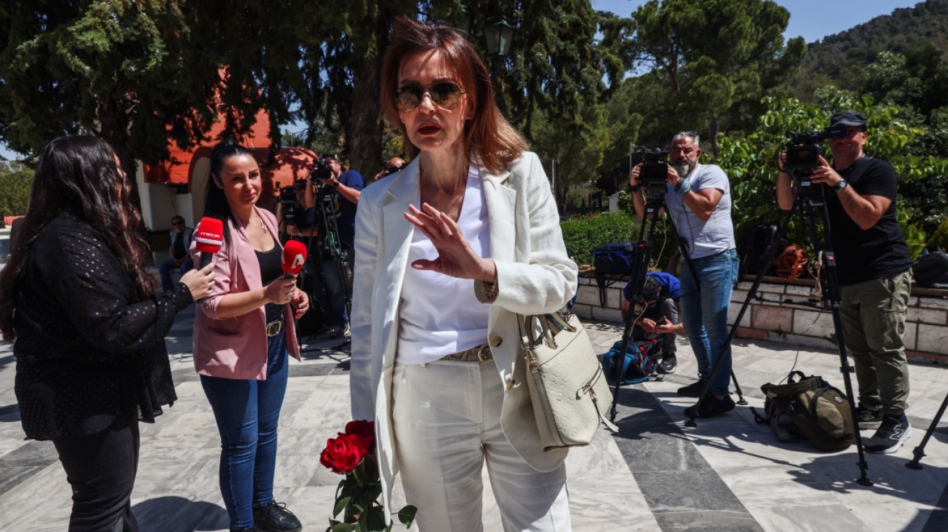 Στα λευκά η Κάτια Δανδουλάκη στην κηδεία του Νίκου Γαλανού