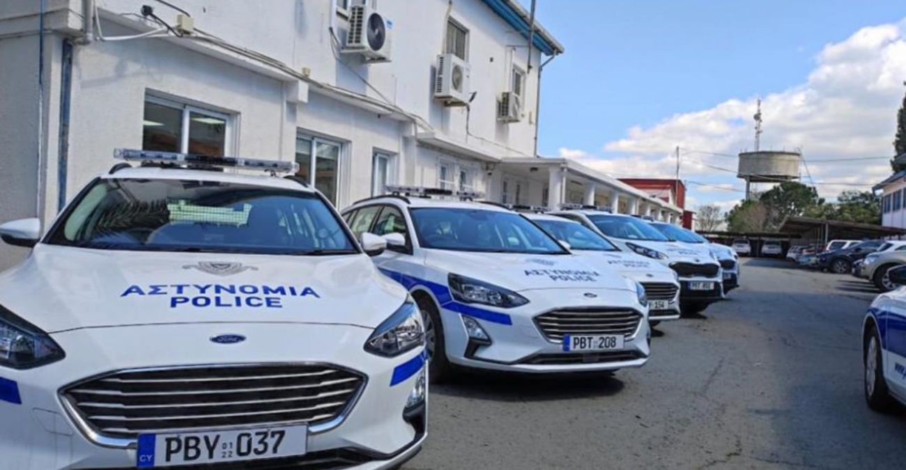 Κλεμμένο αυτοκίνητο εμβόλισε περιπολικά και εξαφανίστηκε ο οδηγός