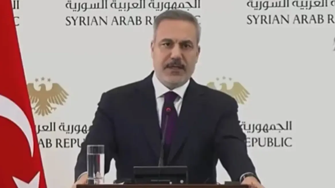 Απρόοπτο σε συνέντευξη τύπου του Φιντάν στη Συρία: Διέκοψαν άρον-άρον τις δηλώσεις του