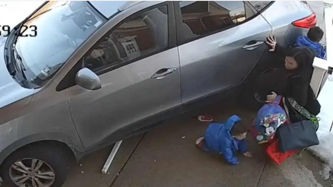 &Sigma;&omicron;&kappa;&alpha;&rho;&iota;&sigma;&tau;&iota;&kappa;ό &beta;ί&nu;&tau;&epsilon;&omicron;: &Sigma;&tau;&iota;&gamma;&mu;έ&sigmaf; &tau;&rho;ό&mu;&omicron;&upsilon; &gamma;&iota;&alpha; &mu;&eta;&tau;έ&rho;&alpha; &kappa;&alpha;&iota; &delta;ύ&omicron; &pi;&alpha;&iota;&delta;&iota;ά - &Mu;&epsilon;&theta;&upsilon;&sigma;&mu;έ&nu;&eta; &omicron;&delta;&eta;&gamma;ό&sigmaf; έ&pi;&epsilon;&sigma;&epsilon; &pi;ά&nu;&omega; &tau;&omicron;&upsilon;&sigmaf; έ&xi;&omega; &alpha;&pi;ό &nu;&eta;&pi;&iota;&alpha;&gamma;&omega;&gamma;&epsilon;ί&omicron; &sigma;&tau;&omicron; &Nu;&iota;&omicron;ύ &Tau;&zeta;έ&rho;&sigma;&epsilon;ϊ