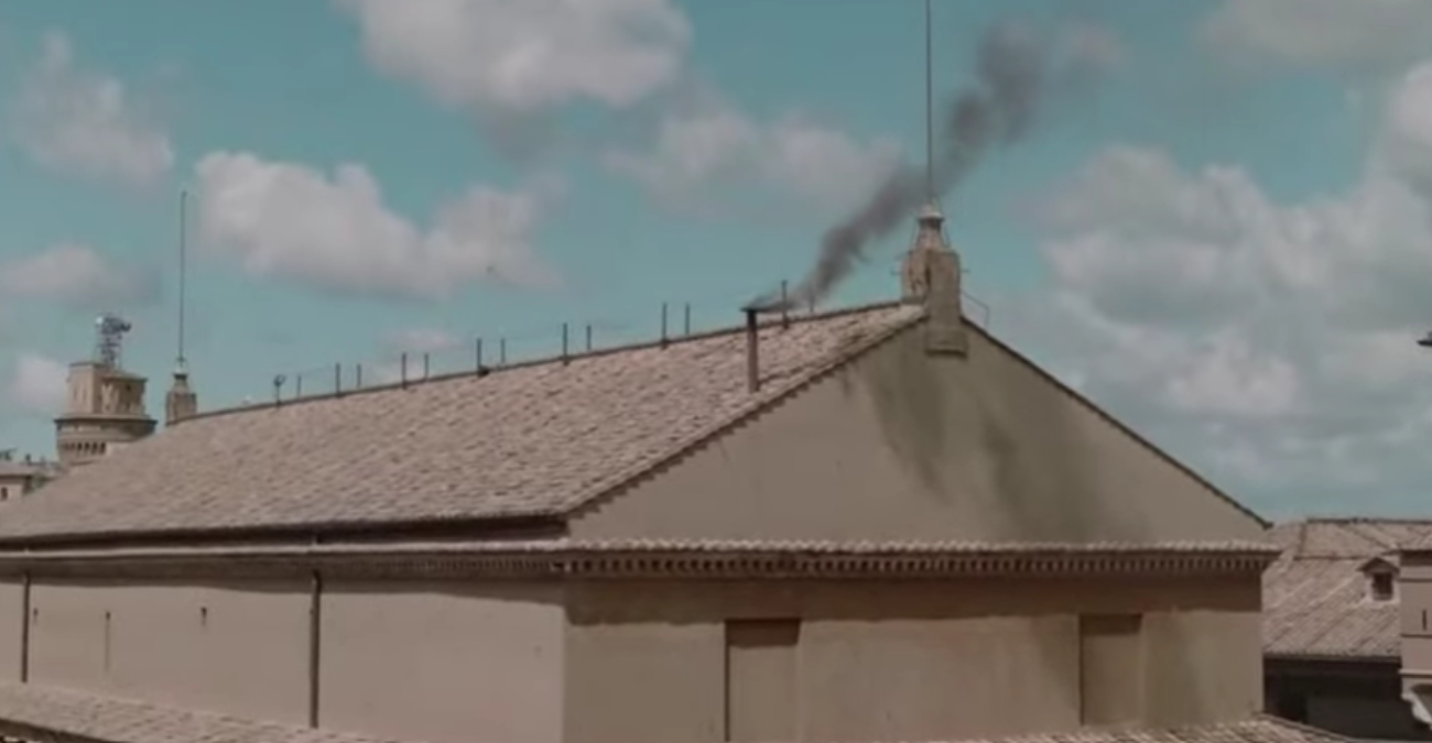 Μαύρος καπνός ξανά από την Καπέλα Σιστίνα του Βατικανού, δεν βγήκε Πάπας
