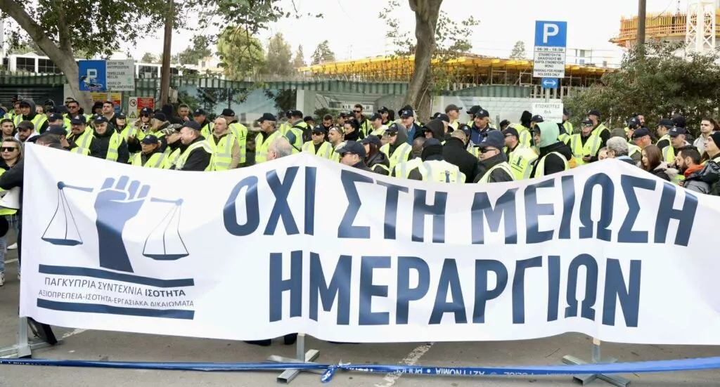 &laquo;&Sigma;&epsilon;&beta;&alpha;&sigma;&tau;&epsilon;ί&tau;&epsilon; &alpha;&upsilon;&tau;&omicron;ύ&sigmaf; &pi;&omicron;&upsilon; &sigma;&alpha;&sigmaf; &pi;&rho;&omicron;&sigma;&tau;&alpha;&tau;&epsilon;ύ&omicron;&upsilon;&nu;&raquo; - Έ&xi;&omega; &alpha;&pi;ό &tau;&eta; &Beta;&omicron;&upsilon;&lambda;ή &eta; &Iota;&Sigma;&Omicron;&Tau;&Eta;&Tau;&Alpha;