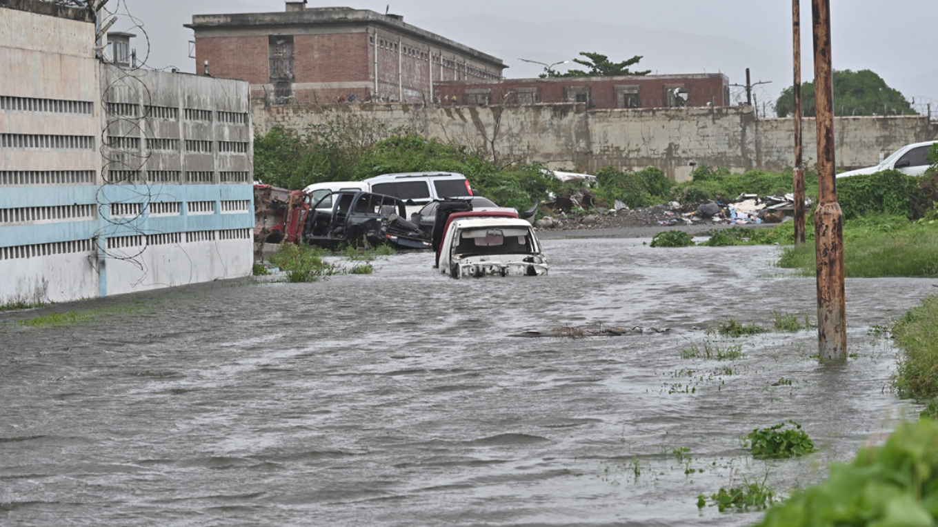 Video: Ο τυφώνας Μελίσα υποβαθμίστηκε στην κατηγορία 4 Video: Ο τυφώνας Μελίσα υποβαθμίστηκε στην κατηγορία 4