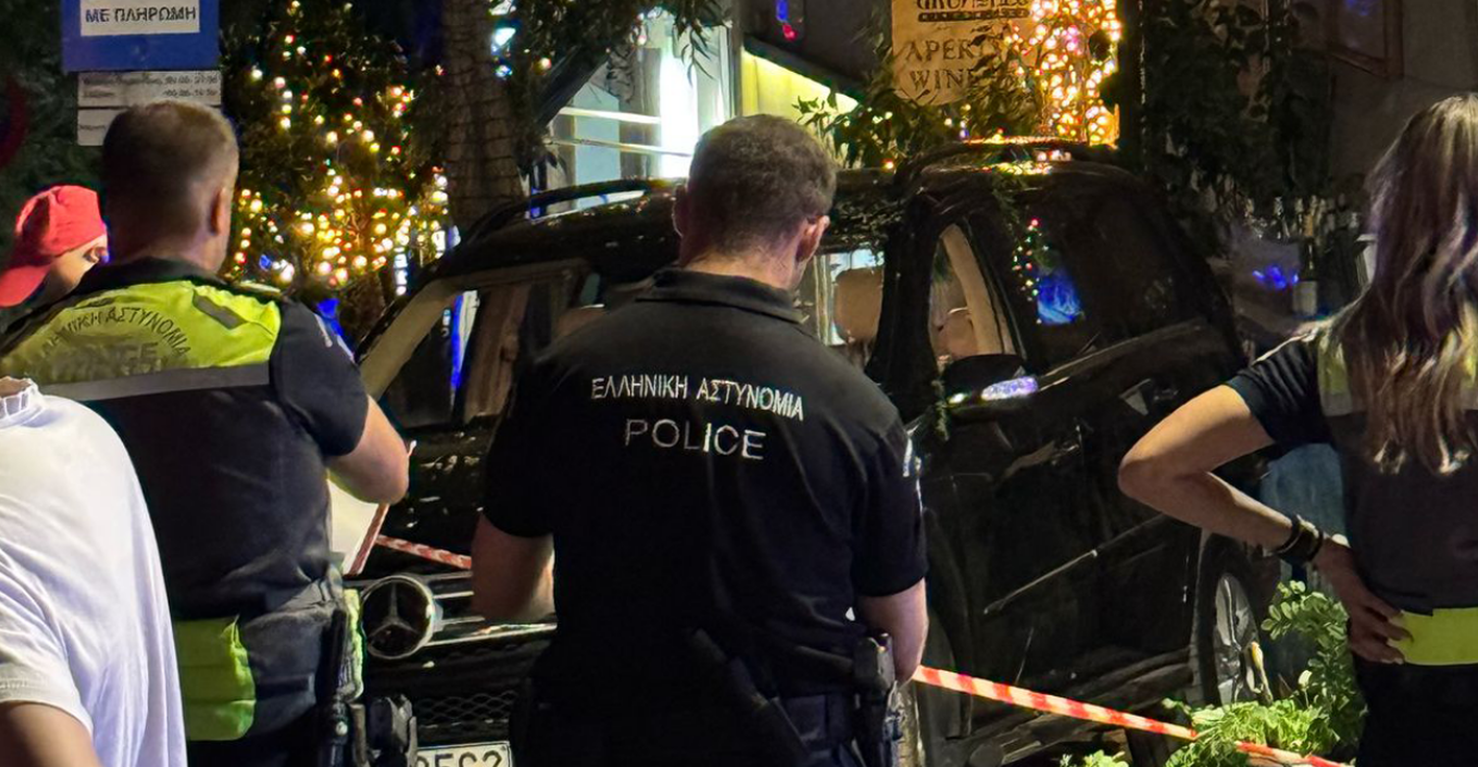 Όχημα έπεσε σε πεζούς έξω από εστιατόριο – 11 τραυματίες, ένας σοβαρά – Δείτε βίντεο και φωτογραφίες