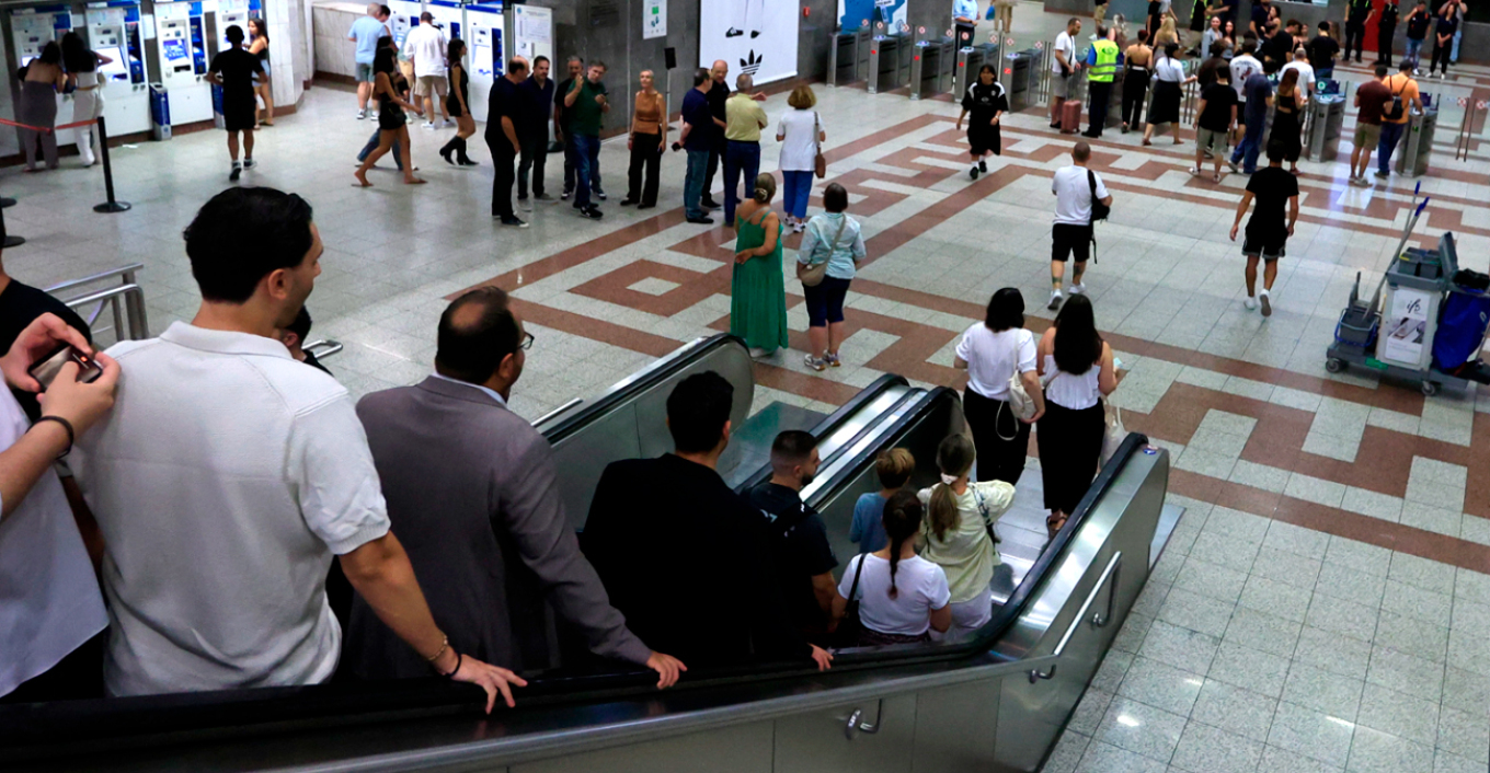 Μετρό Αθήνας: Χιλιάδες επιβάτες «αγκάλιασαν» την πρεμιέρα της 24ωρης λειτουργίας Μετρό Αθήνας: Χιλιάδες επιβάτες «αγκάλιασαν» την πρεμιέρα της 24ωρης λειτουργίας