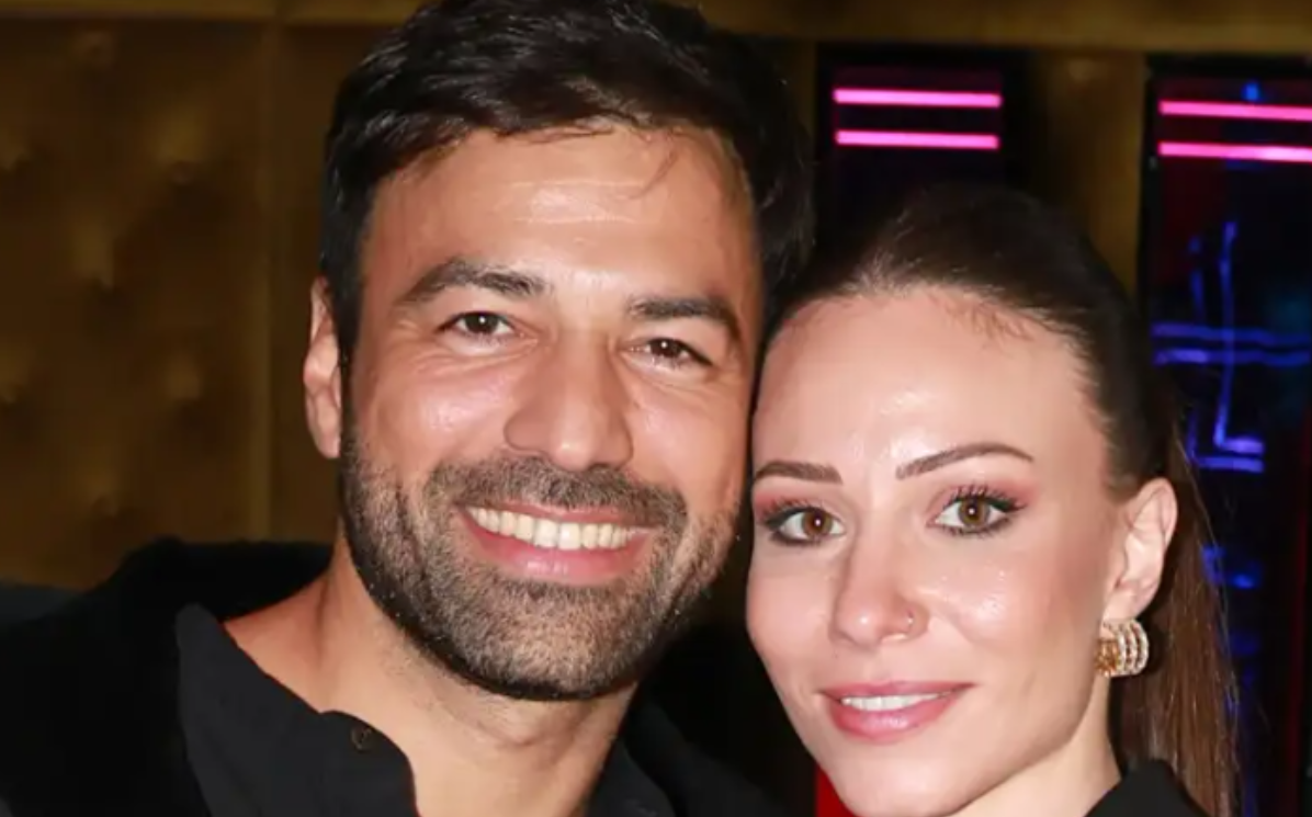 &Alpha;&nu;&delta;&rho;έ&alpha;&sigmaf; - &Sigma;&iota;&mu;ώ&nu;&eta;: &Gamma;&iota;&alpha; &pi;&omicron;&iota;&omicron; &lambda;ό&gamma;&omicron; &alpha;&nu;έ&beta;&alpha;&lambda;&alpha;&nu; &tau;&eta; &beta;ά&phi;&tau;&iota;&sigma;&eta; &tau;&eta;&sigmaf; &kappa;ό&rho;&eta;&sigmaf; &tau;&omicron;&upsilon;&sigmaf; &kappa;&alpha;&iota; &pi;&omicron;&iota;&omicron; ό&nu;&omicron;&mu;&alpha; &theta;&alpha; &tau;&eta;&sigmaf; &delta;ώ&sigma;&omicron;&upsilon;&nu;;