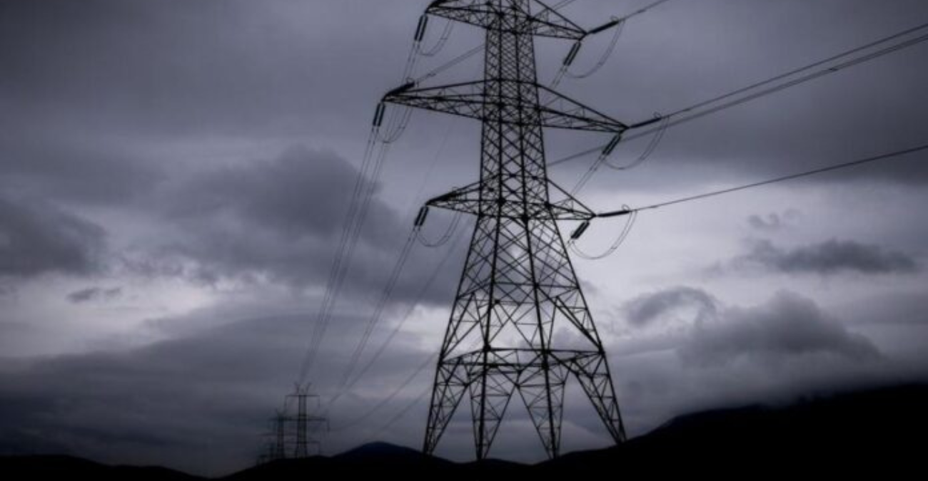 Η κακοκαιρία ξερίζωσε δέντρα: Χωρίς ρεύμα η Κισσόνεργα μετά την αποκοπή δέντρου που προκάλεσε ανεμοθύελλα