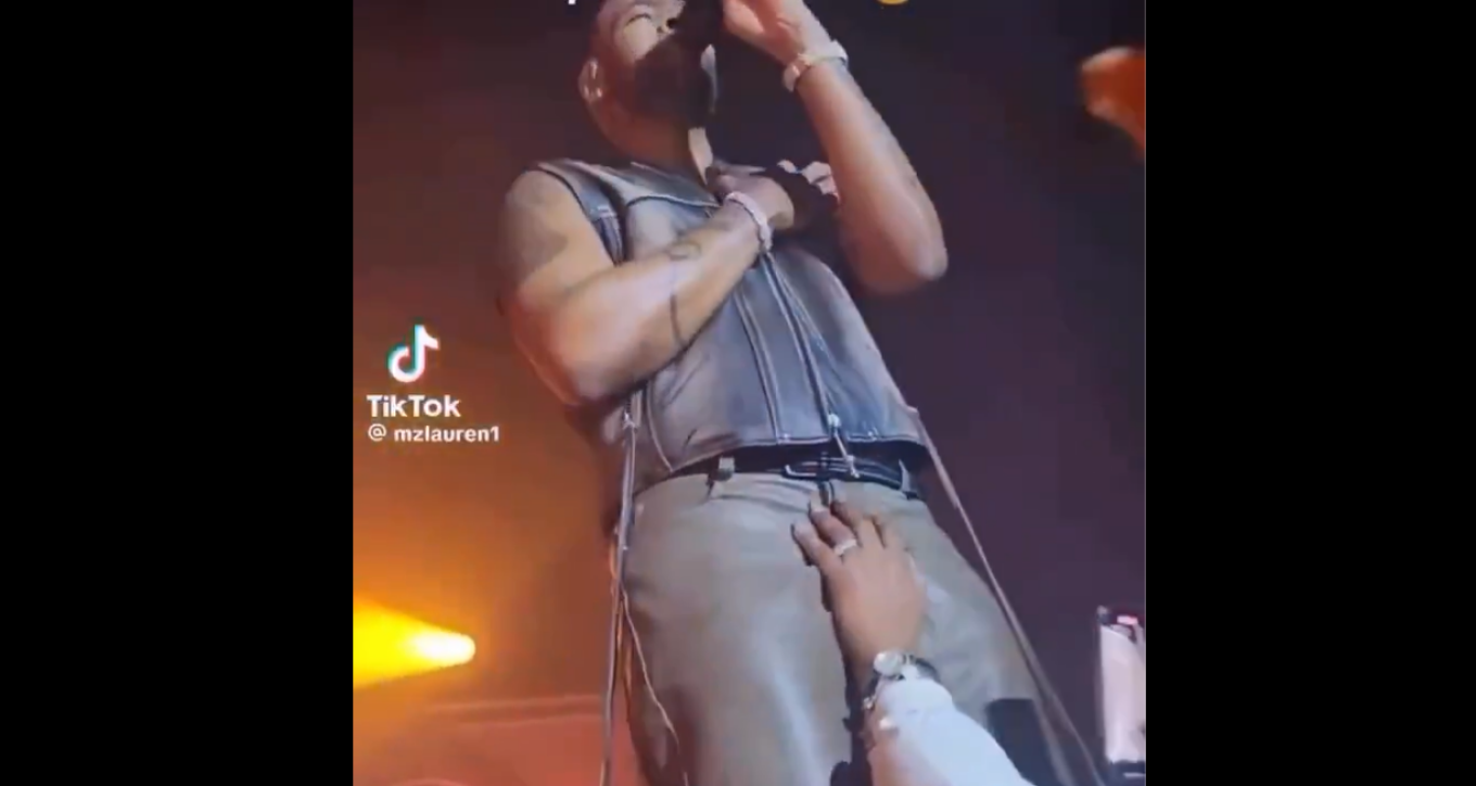 Σεξουαλική παρενόχληση on stage για τραγουδιστή της R&B – Παντρεμένη του έπιασε τα γεννητικά όργανα