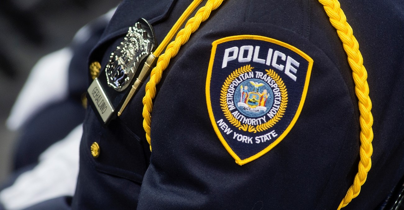 Συγκλονιστική στιγμή: Αστυνομικός έσωσε μωρό που πνιγόταν στην άκρη αυτοκινητόδρομου