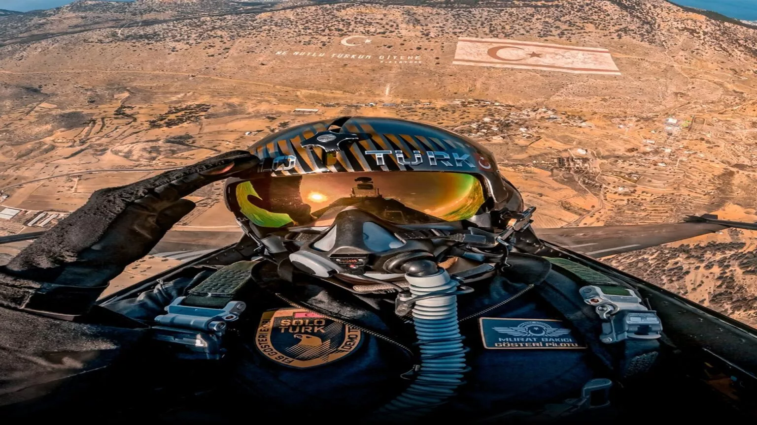 «Φωτογραφία της Ημέρας» – Προκαλεί η Τουρκία με πιλότο να χαιρετά πάνω από τον Πενταδάκτυλο