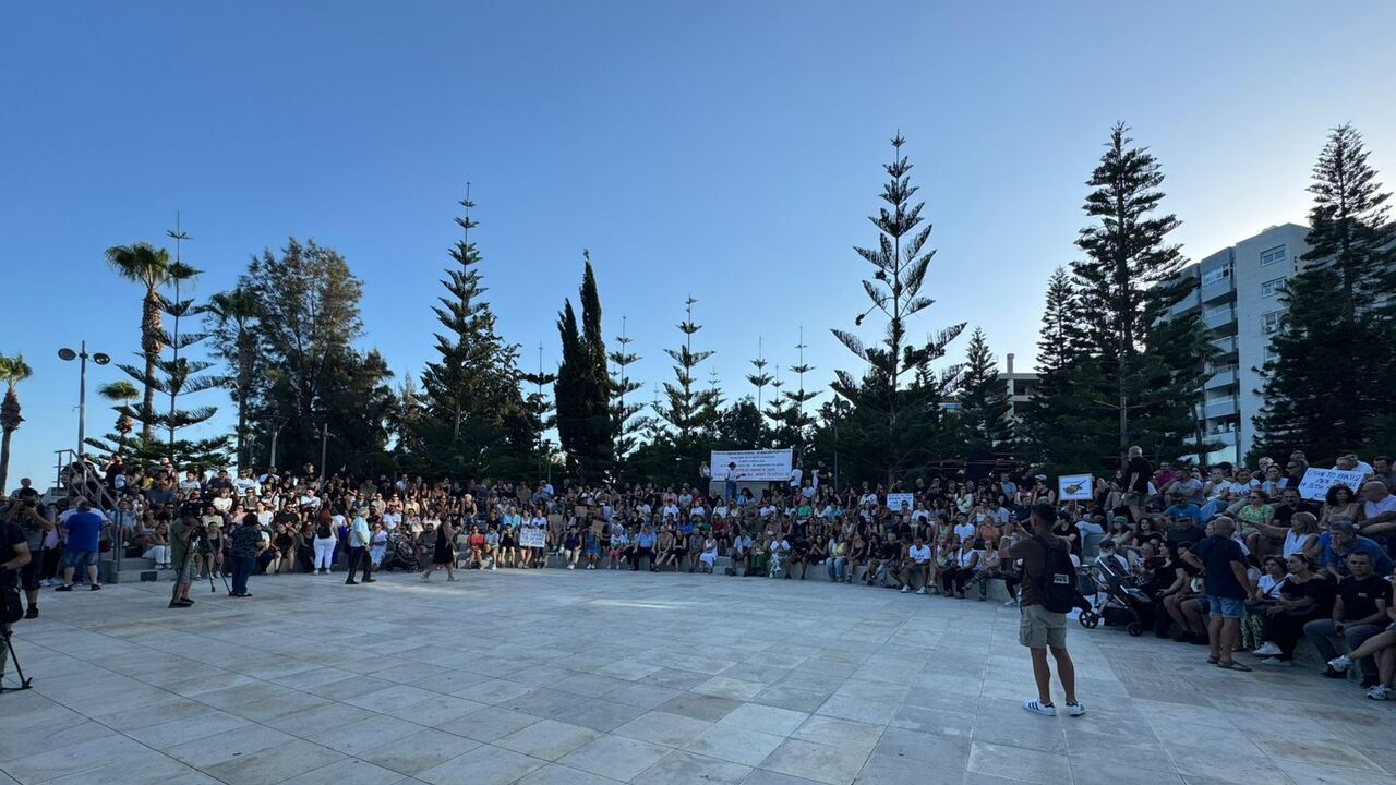 Πλήθος κόσμου με πανό και συνθήματα για τη φονική πυρκαγιά – Δείτε βίντεο και φωτογραφίες Πλήθος κόσμου με πανό και συνθήματα για τη φονική πυρκαγιά – Δείτε βίντεο και φωτογραφίες