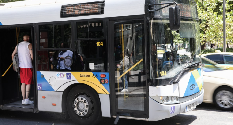 Σοκάρει ο πατέρας του 15χρονου που δέχθηκε επίθεση μέσα σε λεωφορείο στην Ελλάδα - «Τον κλώτσαγαν ενώ ήταν λιπόθυμος»