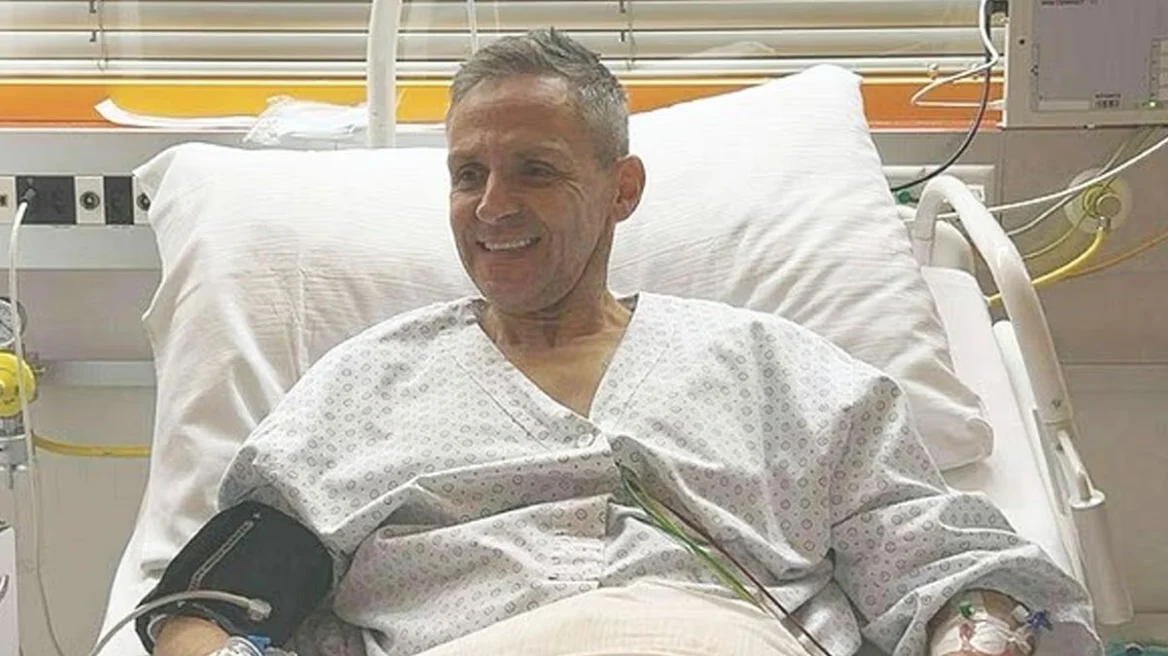 &Omicron; 55&chi;&rho;&omicron;&nu;&omicron;&sigmaf; &pi;&alpha;&tau;έ&rho;&alpha;&sigmaf; - ή&rho;&omega;&alpha;&sigmaf; &tau;&omicron;&upsilon; &Kappa;&rho;&alpha;&nu; &Mu;&omicron;&nu;&tau;&alpha;&nu;ά - &laquo;Έ&beta;&lambda;&epsilon;&pi;&alpha; &alpha;&nu;&theta;&rho;ώ&pi;&omicron;&upsilon;&sigmaf; &nu;&alpha; &kappa;&alpha;ί&gamma;&omicron;&nu;&tau;&alpha;&iota; &zeta;&omega;&nu;&tau;&alpha;&nu;&omicron;ί&raquo; - &Sigma;&upsilon;&gamma;&kappa;&lambda;&omicron;&nu;ί&zeta;&epsilon;&iota; &eta; &mu;&alpha;&rho;&tau;&upsilon;&rho;ί&alpha; &tau;&omicron;&upsilon;