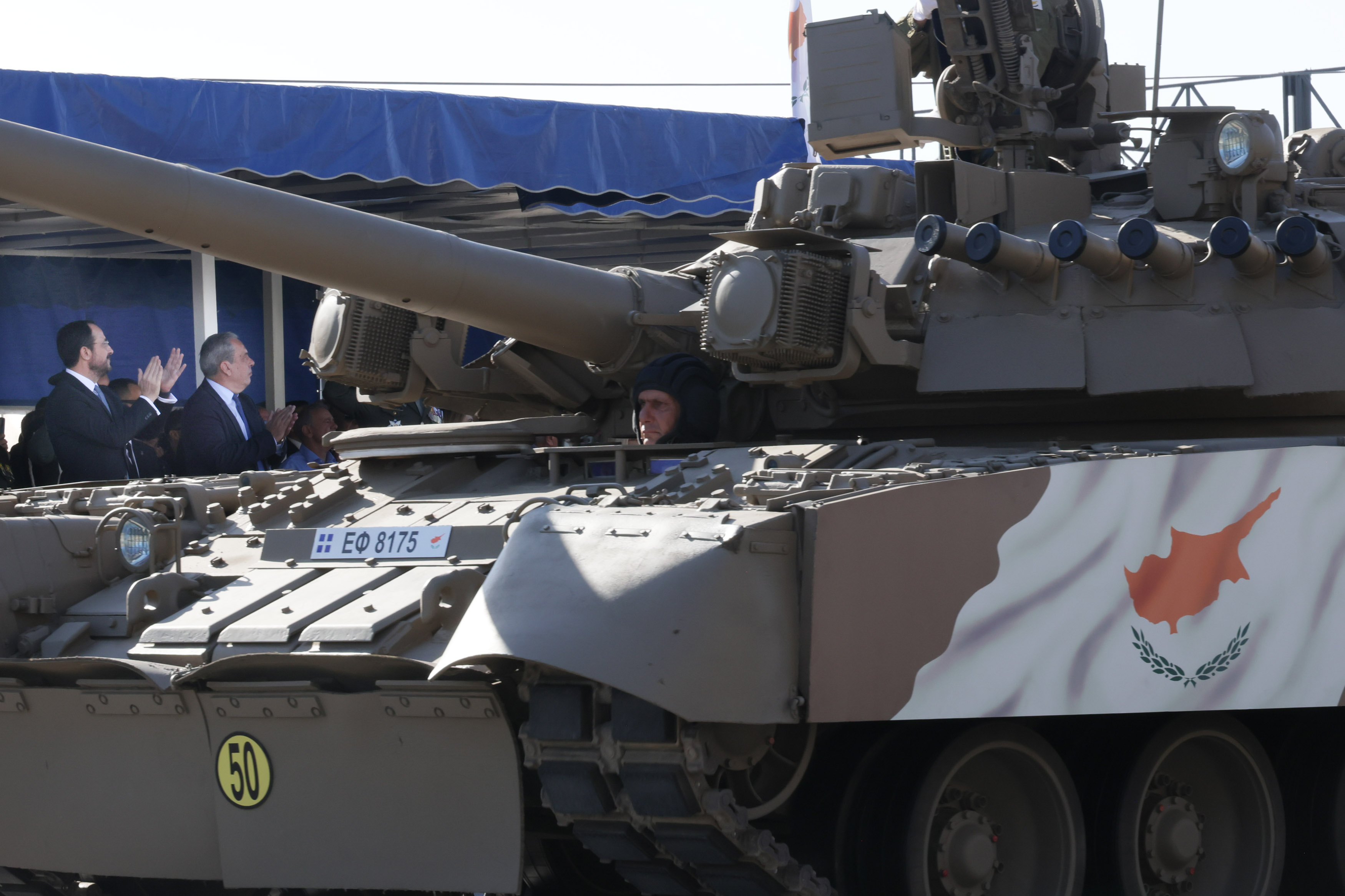 VIDEO: Ακινητοποιημένο τανκς στον αυτοκινητόδρομο