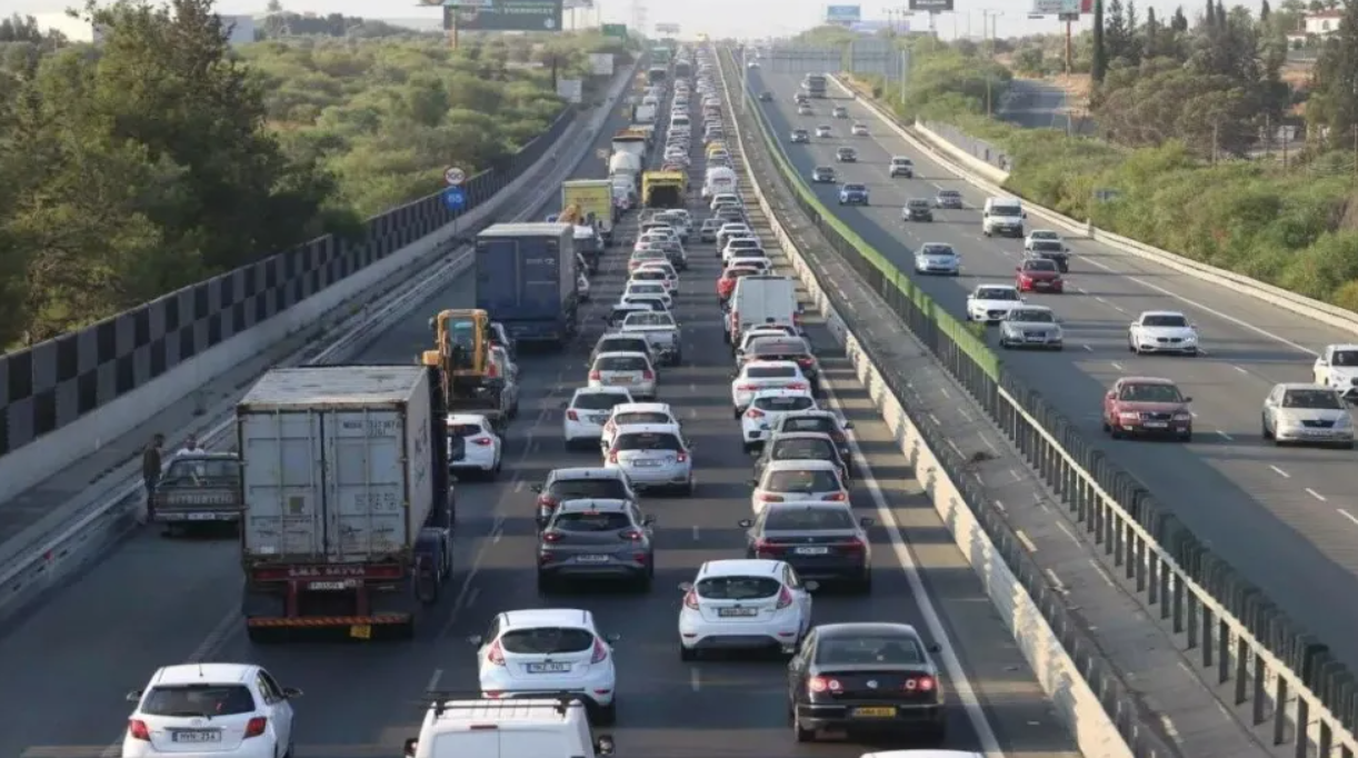 Το ένα τροχαίο μετά το άλλο: Κυκλοφοριακό κομφούζιο μετά από τρίτη σύγκρουση στον αυτοκινητόδρομο - Δείτε σε ποιο σημείο