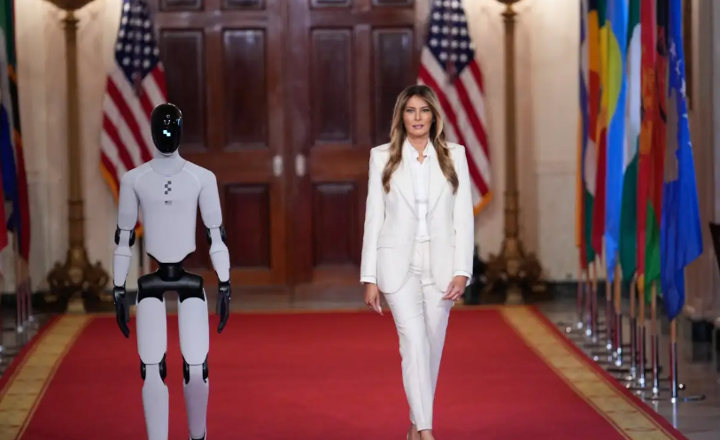 VIDEO - &Mu;elania Trump: &Pi;&epsilon;&rho;&pi;ά&tau;&eta;&sigma;&epsilon; &delta;ί&pi;&lambda;&alpha; &sigma;&epsilon; &rho;&omicron;&mu;&pi;ό&tau; &sigma;&tau;&omicron; &Lambda;&epsilon;&upsilon;&kappa;ό &Omicron;ί&kappa;&omicron; &kappa;&alpha;&iota; &tau;&rho;ά&beta;&eta;&xi;&epsilon; ό&lambda;&alpha; &tau;&alpha; &beta;&lambda;έ&mu;&mu;&alpha;&tau;&alpha;