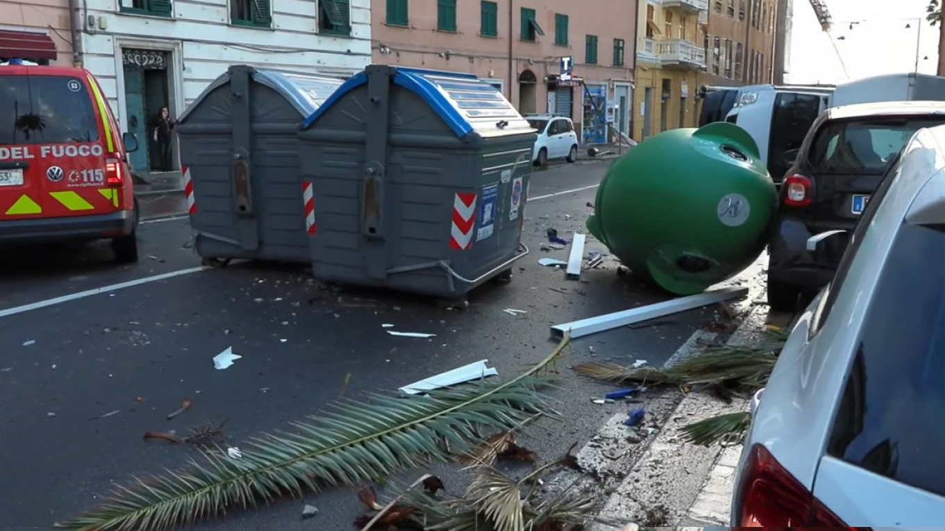 Κατέρρευσε τοίχος, ξεριζώθηκαν δέντρα, πλημμύρισαν σπίτια, δείτε βίντεο