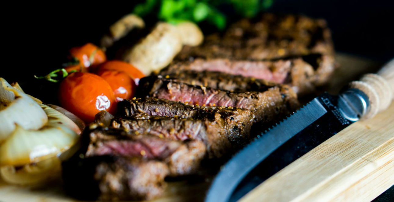 Έ&rho;&chi;&epsilon;&tau;&alpha;&iota; &omicron; &Mu;ά&rho;&tau;&eta;&sigmaf; &mu;&epsilon; &epsilon;&kappa;&pi;&lambda;ή&xi;&epsilon;&iota;&sigmaf;: &Kappa;ά&theta;&epsilon; &Tau;&rho;ί&tau;&eta; &tau;&omicron;&upsilon; &mu;ή&nu;&alpha; &eta; &Lambda;&epsilon;&upsilon;&kappa;&omega;&sigma;ί&alpha; &theta;&alpha; &alpha;&pi;&omicron;&lambda;&alpha;&mu;&beta;ά&nu;&epsilon;&iota; steak &sigma;&epsilon; &mu;ί&alpha; &gamma;&nu;&omega;&sigma;&tau;ή &tau;&alpha;&beta;έ&rho;&nu;&alpha;