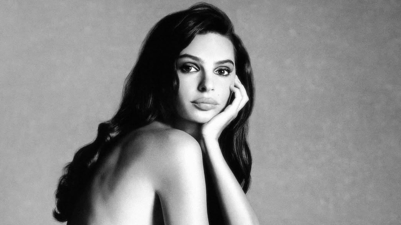 «Άναψε» φωτιές: Γυμνή για φωτογράφιση περιοδικού η Έμιλι Ραταϊκόφσκι - Δείτε τα καρέ